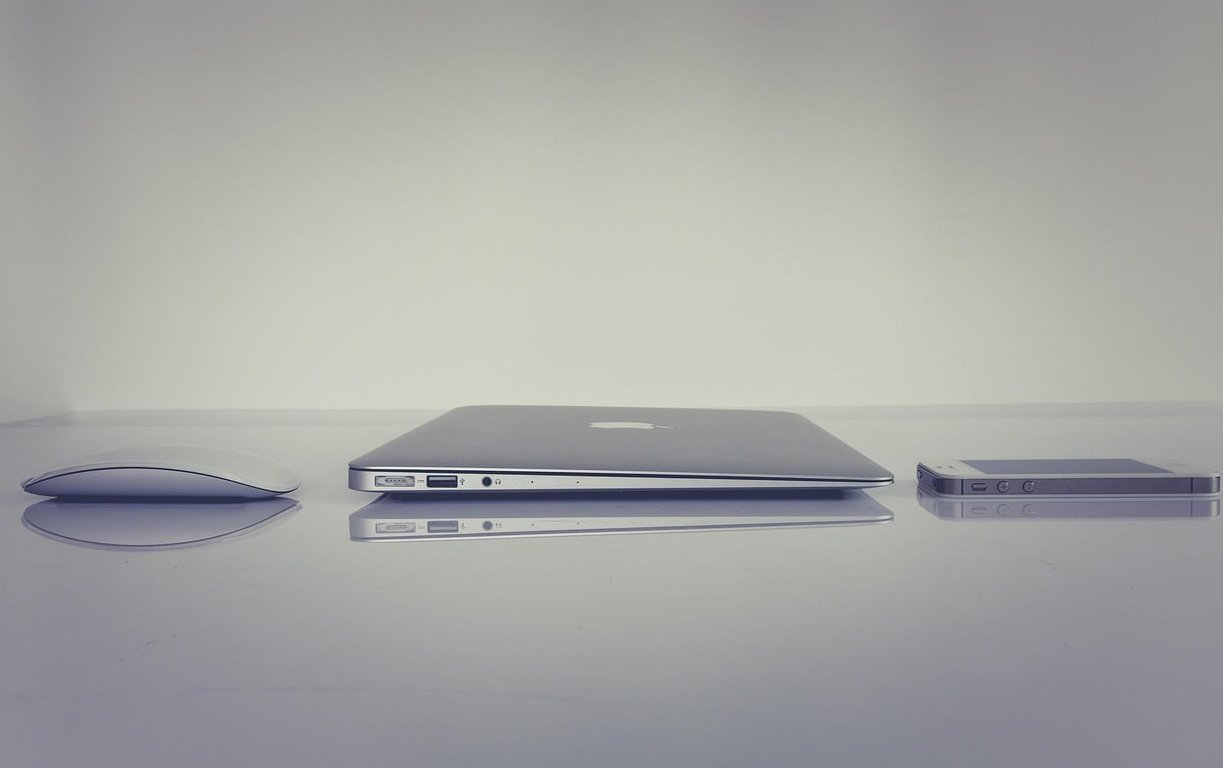 freelancer laptop office