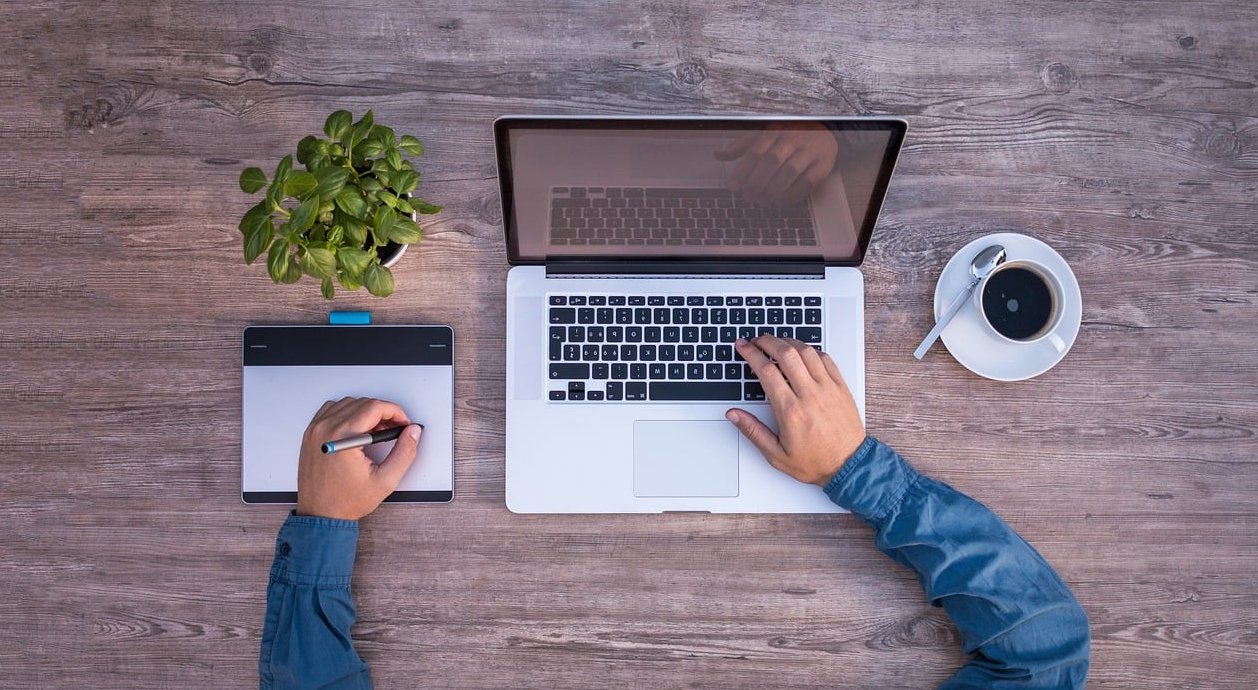 freelancer laptop office